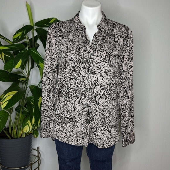 ✨3/$15 Rock & republic black cream rose button up M - Picture 1 of 5